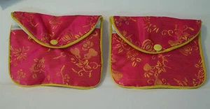 2 Sm 3x3,5" Fuchsia Rosa Gold Blumen Chinesischer Stoff Schmuck Charm Reißverschluss Geschenktüte - Bild 1 von 1