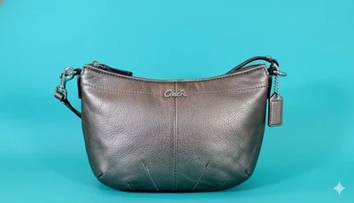 Bolso de hombro Coach plisado hobo metálico bronce Ashley pequeño  Foto 1 de 4