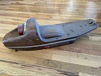 Harley 1969-71 Boat Tail Sportster XLH guardabarros trasero soporte asiento OEM dorado/marrón Foto 1 de 4