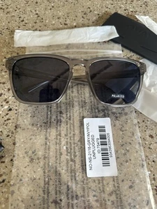 Gafas de sol Quay Unplugged marco gris/lentes polarizadas azul marino nuevas con estuche y tela - Imagen 1 de 9