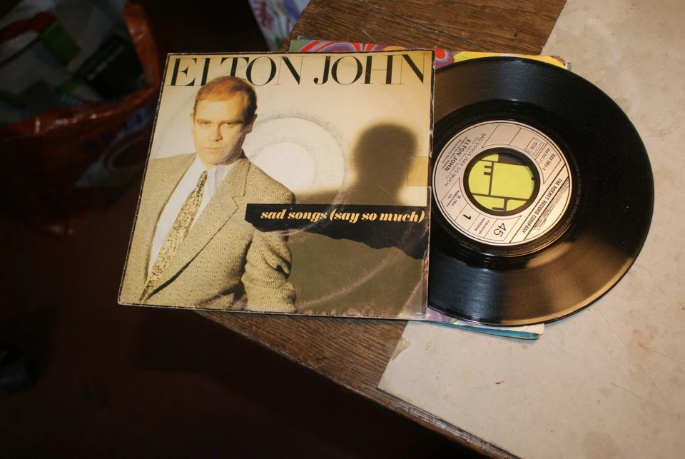 45 tours ELTON JOHN Sad songs - Photo 1/1