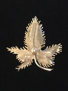 Gold Tone Vintage 3 Leaf with pearl Pin Brooch 1950's - Picture 1 of 2