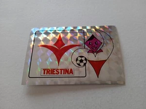 FIGURINA CALCIATORI EDIS 1985/86 SCUDETTO TRIESTINA n 63/A NUOVA CON VELINA - Imagen 1 de 2