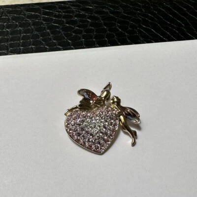 Broche Pin Monet Tono Dorado Rosa Estrás Corazón Hada Pareja Besándose Fairycore Foto 1 de 4
