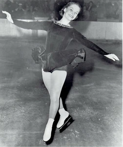 1959 Wire Photo leggy figure skater Carol Heiss wins World Championships Title - Picture 1 of 2
