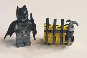 LEGO DC SUPER HEROES BATMAN DBG SUIT GOLD BELT MINIFIGURE sh0589 USED w/GEAR - Picture 1 of 5