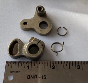 Pieza de máquina de coser Singer 15-91 (1934#3) - Conjunto de manivela de eje de roca 125388 - Imagen 1 de 3