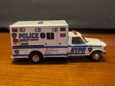 1/64 Unidad de Servicios de Emergencia de la Policía de Nueva York (ESU) Camión Diecast Personalizado (Luz Verde) Foto 1 de 4