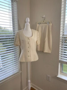 Traje de mujer AJ Bari talla 10 crema perla tachonado chaqueta y falda conjunto boda - Imagen 1 de 18