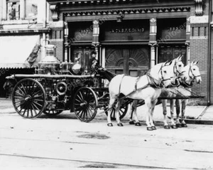 Antiker Feuerwehrwagen mit Pferden um 1900 8x10 Nachdruck eines alten Fotos - Bild 1 von 1