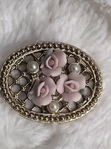 Vintage 1928 Brand - Pink Porcelain Flowers / Gold Tone Pin Brooch - Picture 1 of 6