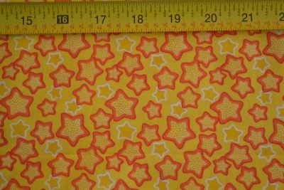 Por 1/2 yarda, estrellas naranjas sobre edredón amarillo de algodón, P&B/Linda Hohag M8112 Foto 1 de 4