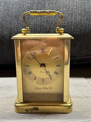 RELOJ DE SOBREMESA DE LATÓN VINTAGE LONDON CLOCK CO CUARZO NÚMEROS ROMANOS Foto 1 de 4