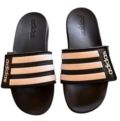 Sandálias Adidas tamanho 2 ajustável juvenil Adilette Slides, preto branco crianças meninos - Imagem 1 de 4