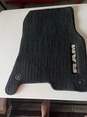 Alfombra delantera derecha Ram 1500.  Parte Mopar # 8221 5405.  Insignia Ram icónica. Foto 1 de 4