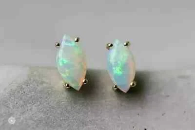 Tachuelas para mujer de ópalo simulado con forma marquesa de 2,00 quilates chapadas en oro amarillo de 14 quilates Foto 1 de 4