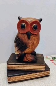 Gufo in legno intagliato a mano MCM vintage su libri, made in Thailand - Foto 1 di 9