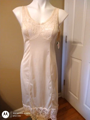 BALI Women's Beige Silky Nylon Full Slip Lacey Bodice 5'' Lacey Hemline 34 NWT - Image 1 of 4