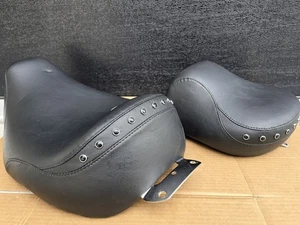 1997 - 2007 GENUINE HARLEY DAVIDSON ROAD KING V LOGO STOCK SOLO RIDER SEAT - Foto 1 di 7