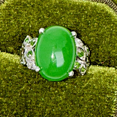 Anillo de jadeíta verde 925 con piedras de acento verde. Talla 5. 7,3 gramos. Firmado STS Foto 1 de 4
