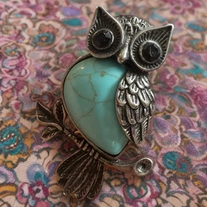 Colgante Búho Vintage Turquesa Aspecto Howlita Piedra Ojos Negros Tono Plata - Imagen 1 de 6
