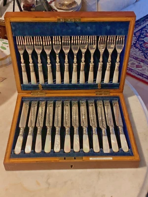 Антикварный набор десертных столовых приборов 1900-е из чистого серебра и перламутра 24 шт. - Изображение 1 из 4