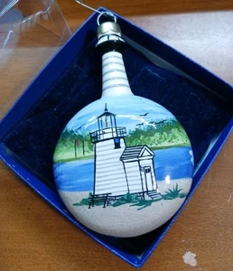 Handbemalter Leuchtturm Ornament Mystic CT Andenken Glaskugel in Geschenkbox - Bild 1 von 3