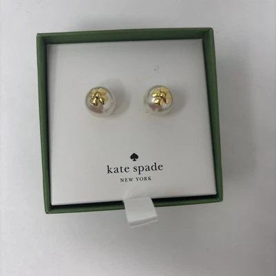 PENDIENTES KATE SPADE IMITACIÓN PERLA CON FIRMA FLOR BLANCO/DORADO Foto 1 de 4