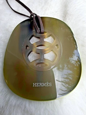 Collar colgante cuerno lacado verde HERMES Foto 1 de 4