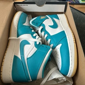 Air Jordan 1 Mid - Size 5 Brand New Unworn Aqua Tone/ Celestial Gold White - Picture 1 of 5