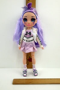 Rainbow High Cheer VIOLET WILLOW Cheerleader Gelenk Modepuppe wie abgebildet - Bild 1 von 6
