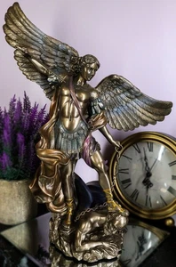 Figura coleccionable Arcángel San Miguel con Satanás encadenado en sus pies - Imagen 1 de 7
