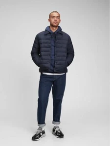 Chaqueta acolchada ligera acolchada con cuello extendido frontal a presión GAP PARA HOMBRES XS azul marino $125 - Imagen 1 de 9