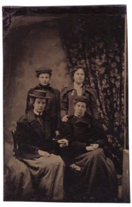 PORTRAIT VON VIER FRAUEN SCHÖN POSIERT : TOLLE HÜTE : FARBTYPE - Bild 1 von 3