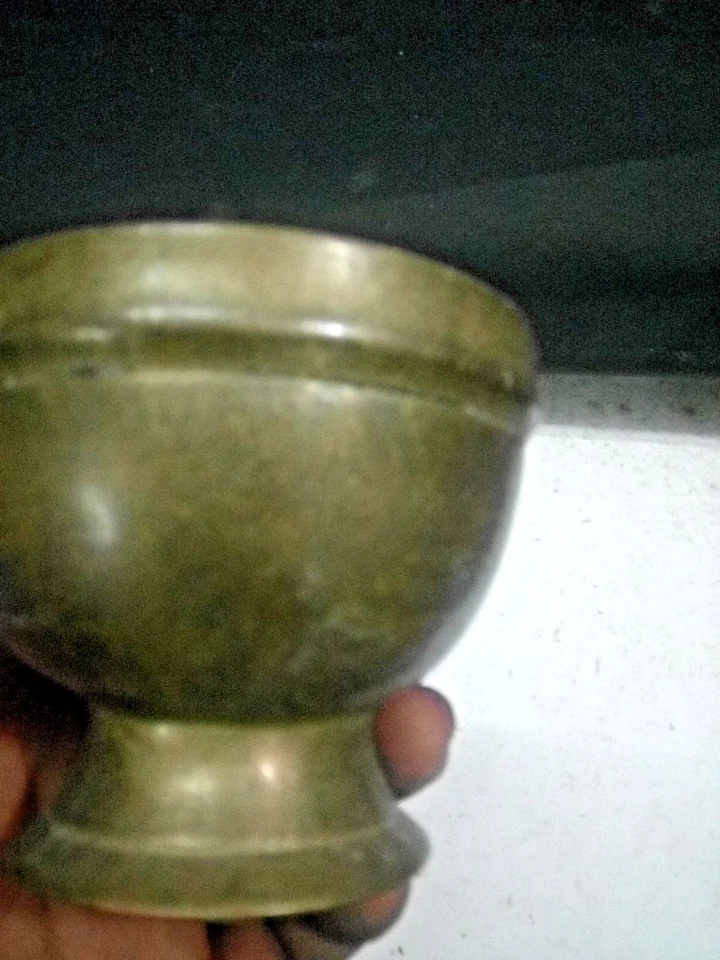 RARO ANTIGUO VINTAGE BRONCE SÓLIDO COPA DE VINO RARA COLECCIONABLE BUENA CAMPANA VOZ MUGAL Foto 1 de 4