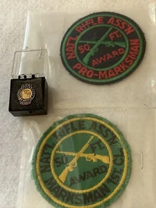 1970 NRA NATIONAL RIFLE ASSN. LOT OF 2 MARKSMAN PATCHES + LIFE MEMBER PIN IN BOX - Picture 1 of 7