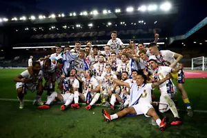 CHAMPIONS 2020 LEEDS UNITED PHOTO PRINT UTD LUFC TROPHY BIELSA CHAMPIONSHIP TEAM - Picture 1 of 1