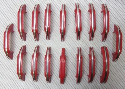 Tiradores de cajón vintage, manijas de armario de plástico rojo y cromado, años 50 Foto 1 de 2