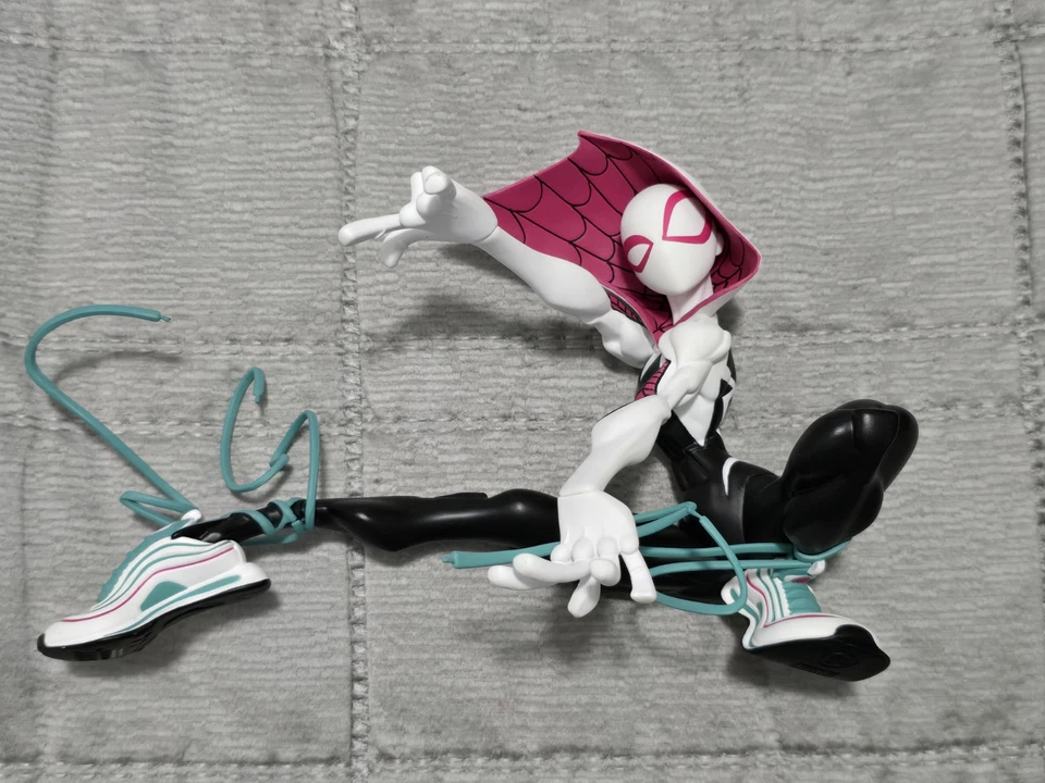 Marvel Spiderman y Ghost Spider de Unruly Industries y SIDESHOW Tracy Tubera Foto 1 de 4