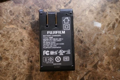 Cargador de batería para cámara digital BC-45B FUJIFILM GENUINO ENCHUFABLE A LA PARED Foto 1 de 2