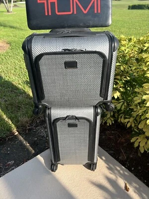 Combo de maleta y maletín de 4 ruedas expandible Tumi Tegra Lite Max Foto 1 de 4