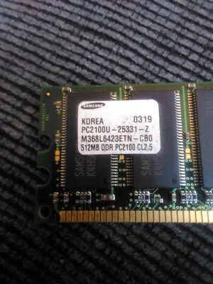 Memoria RAM de servidor ECC Samsung M381L3223ETM-CB0 PC2100U-25331-A1 256 MB Foto 1 de 3