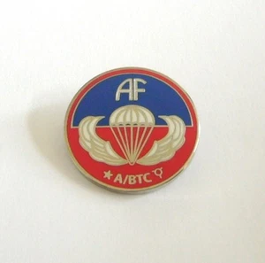 AIRBORNE SCHOOL "Sicily" (Email Abzeichen / Pins) - Bild 1 von 1