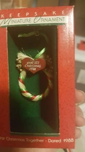 1988 Hallmark Miniatur Ornament Our First Christmas Together NIB NEW IN BOX - Bild 1 von 2