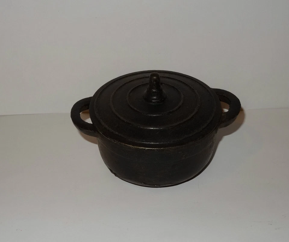ANCIENNE COCOTTE - MARMITE EN FONTE POUR CUISINIERE JOUET - Photo 1/1
