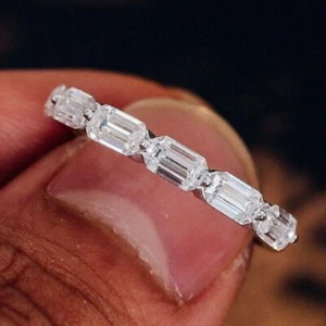 Alianza de boda de media eternidad moissanita enchapada en oro blanco de 14 K esmeralda VVS1 3,59 CTW - Imagen 1 de 10