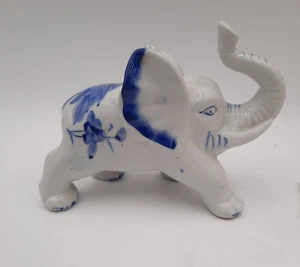 1980's Chinoiserie Style Happy Porcelain Elephant - 5" x 7" - Lucky Trunk Up - Bild 1 von 5