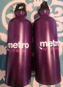 2 neue Metro von T Mobile Trinkflaschen Metall lila 16,9 Oz 8,5 Oz - Bild 1 von 3