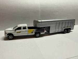 1/64 Dodge Ram 2500 New Holland With Livestock Trailer - Picture 1 of 6