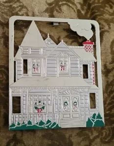 Casa victoriana Trivet de Colección Vacaciones de Navidad de Japón con Coronas - Imagen 1 de 3